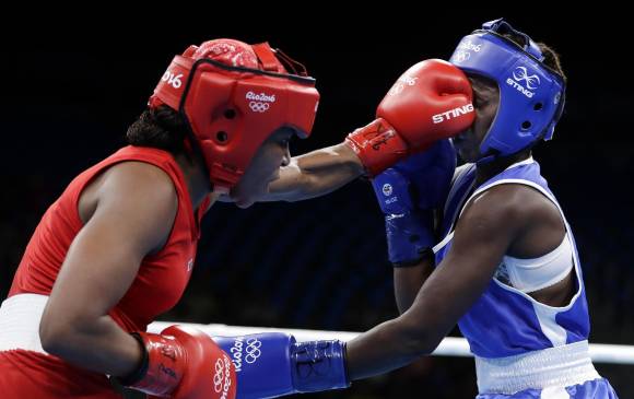 Vestida de rojo, la boxeadora caucana Ingrit Valencia compitió contra la pugilista centroafricana Judith Mboudgnade. FOTO AP