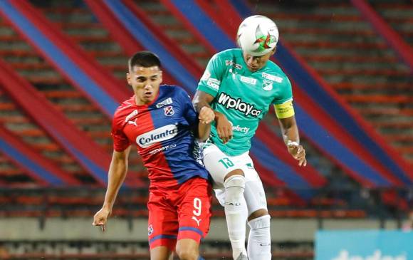 El argetino Israel Escalante, en cerrada lucha con Juan Camilo Angulo, capitán del Deportivo Cali. FOTO cortesía dimayor