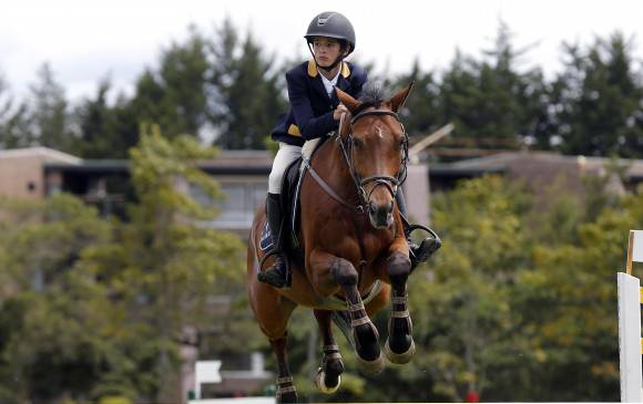 Mateo Casas, Club Bacatá de Bogotá, es uno de los favoritos al cupo para el Mundial, montado en Caminante. Hoy son las dos rondas definitivas para el tiquete. FOTO Juan Antonio Sánchez