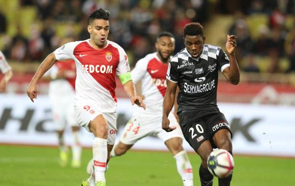 La derrota ante el colero del fútbol en Francia, puso más en peligro del descenso al Monaco de Radamel Falcao García. FOTO AFP 
