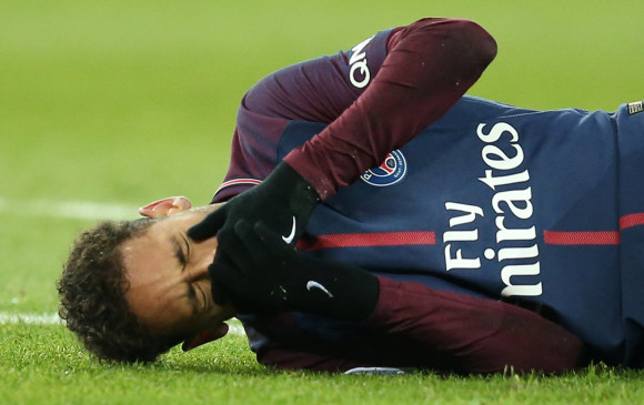 En el minuto 80 del juego entre PSG y Marsella, Neymar cayó fulminado tras doblarse el tobillo derecho en una acción sencilla ante el defensa Bouna Sarr. FOTO REUTERS