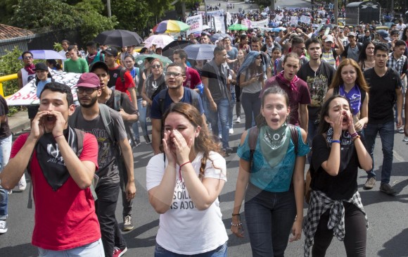 Las marchas de los estudiantes en Medellín se concentraron en el lugar conocido como “punto cero”. En el resto del país también se adelantaron movilizaciones. FOTO edwin bustamante