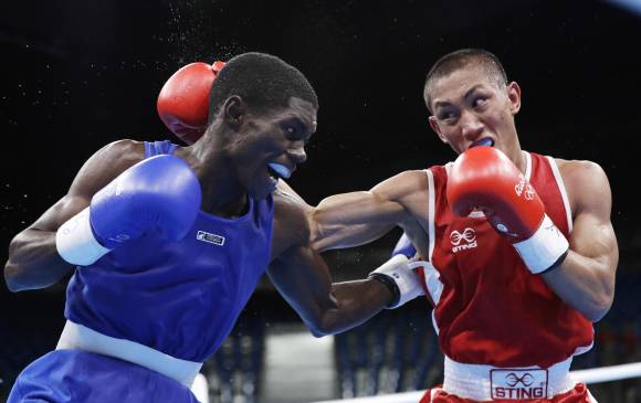 El boxeador colombiano Yuberjén Martínez derrotó al filipino Rogen Ladon 3-0 en los octavos de final de la división minimosca. FOTO AP
