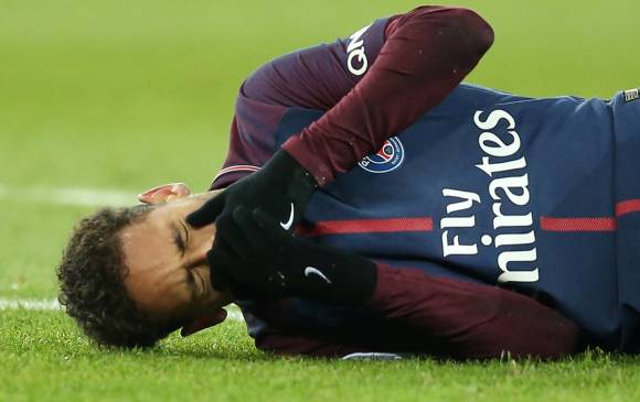 El domingo, durante el juego PSG-Marsella, Neymar se dobló el tobillo derecho en una acción con el defensa Bouna Sarr. FOTO REUTERS