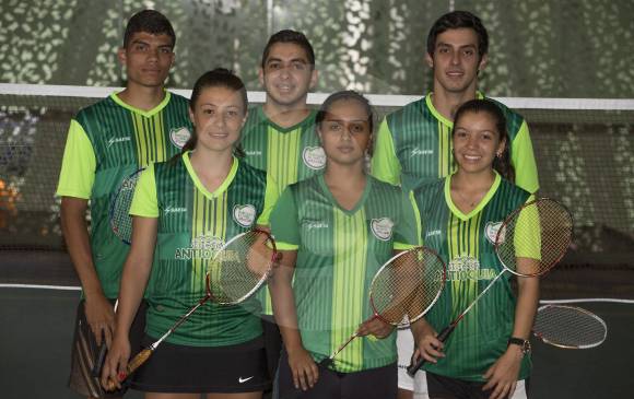 Diego Lopera, Cristina Ramírez, Mateo Barrientos, John Berdugo, Laura Sánchez y Laura Londoño, integrantes de la Selección Colombia de bádminton. FOTO Manuel Saldarriaga