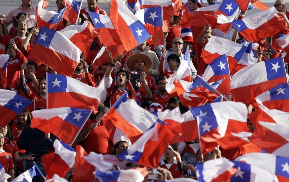 La medida del organismo prohibe ocupar el Estadio Nacional de Santiago para el partido del 28 de marzo del próximo año frente a Venezuela, además de una multa. FOTO AP