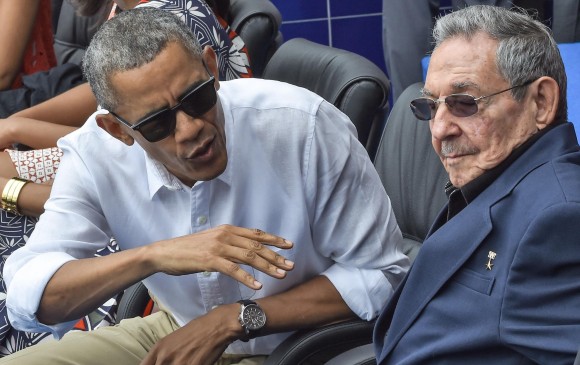 El presidente norteamericano, Barack Obama, dialoga con su homólogo de Cuba, Raúl Castro, durante un partido de exhibición entre las novenas de Tampa Bay y la selección nacional de Cuba, en el Estadio Latinoamericano de La Habana. FOTO afp