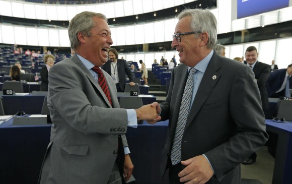 Nigel Farage, nacionalista británico, muestra cortesía en Bruselas con el presidente de la CE, Jean-Claude Juncker. FOTO REUTERS
