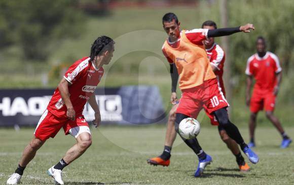 Diego Arias, el jugador con el palmarés más exitoso en la plantilla, y Andrés Ricaurte, el eje del equipo en 2018. Ambos llamados a fortalecer el mediocampo rojo. FOTO manuel saldarriaga