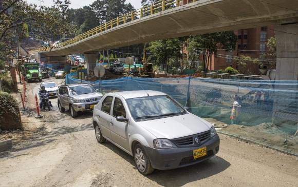 Los cierres en la Transversal Superior se dan por la construcción que se adelanta en el sector de un nuevo intercambio vial. FOTO Edwin Bustamante