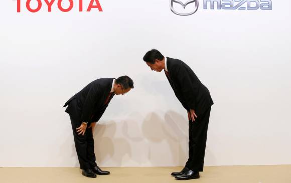 Momento en que el presidente de Toyota, Akio Toyoda (izq.) sella alianza con su par de Mazda, Masamichi Kogai. FOTO REUTERS