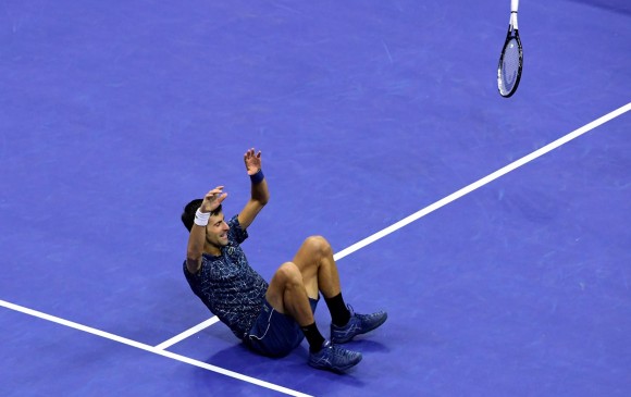 Momento para la celebración de Djokovic tras lograr el último punto frente a Del Potro y tercer título en US Open. FOTO AFP
