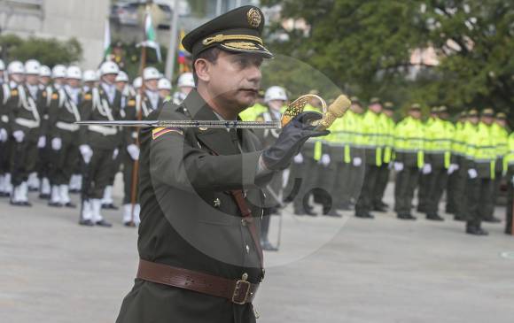 Momentos en que el brigadier general Óscar Antonio Gómez Heredia, asume, en el parque de los Pies Descalzos, el comando de la Policía Metropolitana del Valle de Aburrá. FOTO Donaldo Zuluaga