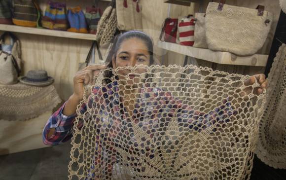 Con hilos extraídos de fibras de plátano, artesanos de San Agustín, Huila, elaboran tejidos y artículos de papel. “Este papel es bueno para pintar sobre él”, dice Listbina. FOTO Donaldo Zuluaga