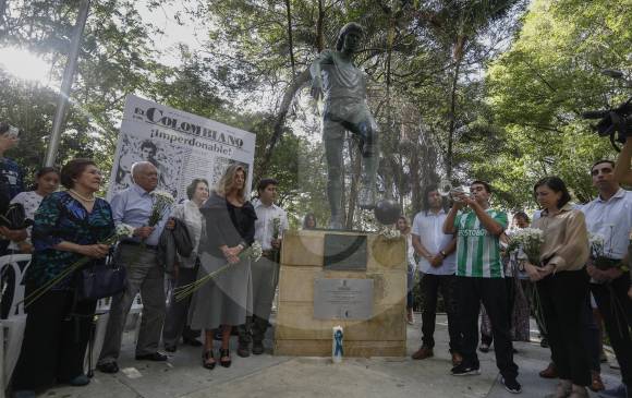 Una ofrenda floral, una placa y un minuto de silencio marcaron el acto. La leyenda del caballero del fútbol revive en la unidad deportiva que lleva su nombre. FOTOS Manuel Saldarriaga