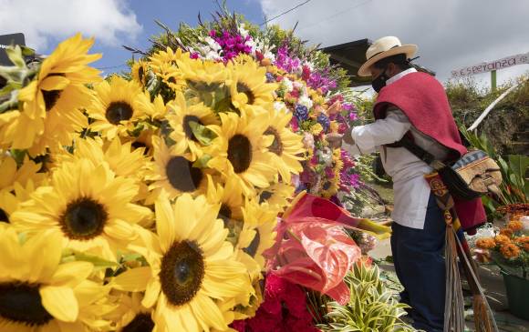Un floricultor de Santa Elena le da los últimos retoques a una silleta. FOTOS manuel saldarriaga
