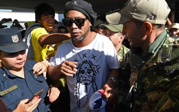 Ronaldinho fue llevado, junto a su hermano, a la Fiscalía de Paraguay para que explique el ingreso al país con supuestos pasaportes falsos. FOTO AFP