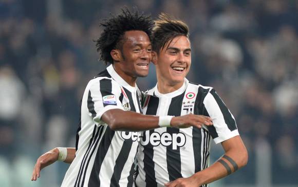 Juan Guillermo Cuadrado y Paulo Dybala han armado una buena sociedad colombo-argentina en la Juventus. FOTO reuters 