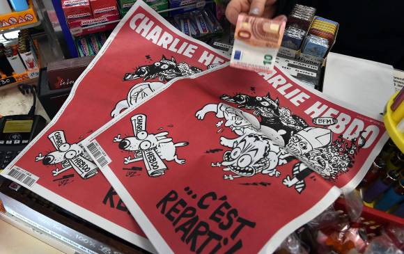 El nuevo número de la publicación satírica lleva como titular “Charlie Hebdo vuelve de nuevo”. FOTO AFP.