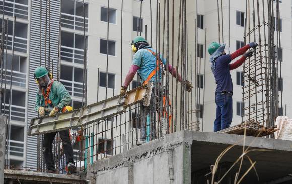 En 2020 el mínimo se fijó en $877.803 (aumentó 6 %), para 2021 los trabajadores piden subirlo a $1 millón. FOTO MANUEL SALDARRIAGA