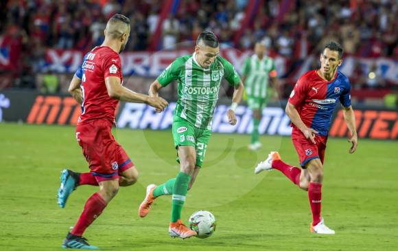 Andrés Cadavid y Daniel Muñoz durante uno de los últimos clásicos entre rojos y verdes. FOTO archivo juan antonio sánchez