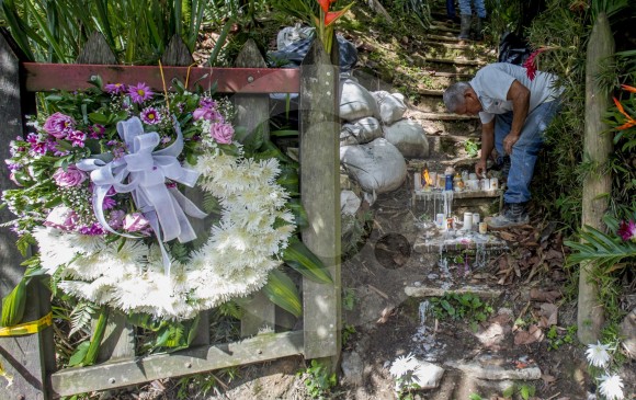 En el comienzo de la novena por los fallecidos, la comunidad puso velas y flores en el sitio del accidente. FOTO JUAN ANTONIO SÁNCHEZ