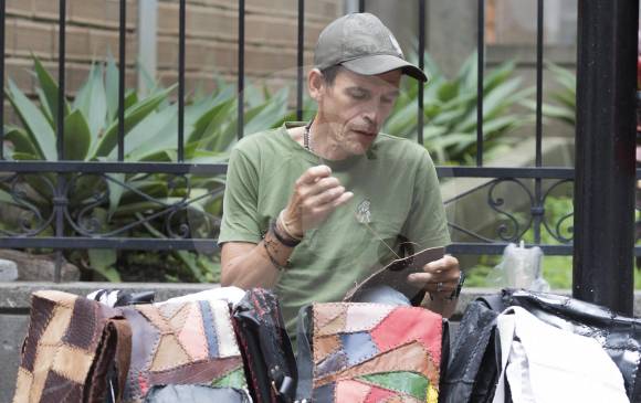 Artesanos del Centro de Medellín que trabajan en la intemperie