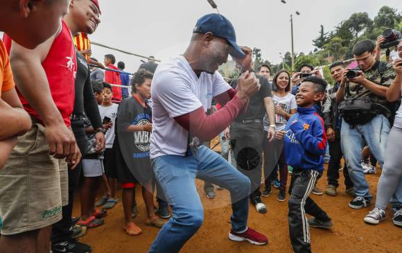 Bernard Hopkins, con su carisma, se ganó el cariño de los asistentes. Aquí comparte con uno de los niños del sector, como lo hizo con otros boxeadores aficionados que llegaron al lugar. FOTO Róbinson Sáenz 