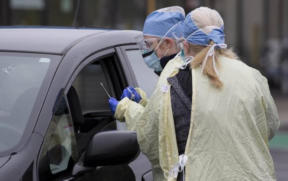 Enfermeras realizan pruebas de la covid-19 en pacientes en Massachusetts, EE. UU. FOTO EFE 