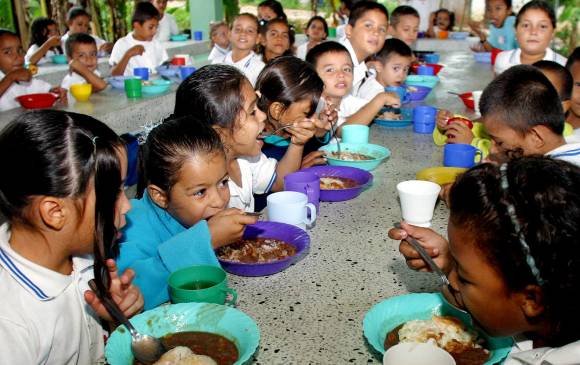 La alimentación escolar beneficia más de 8 millones de estudiantes, de los cuales 2 millones tienen entre 0 y 5 años. Mineducación bucará acabar con las falencias en restaurantes escolares FOTO juan a. sánchez