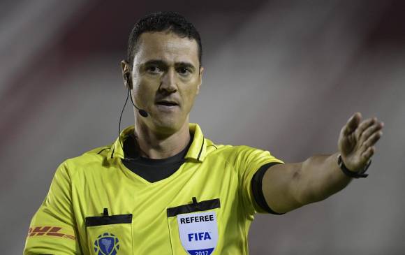 El árbitro antioqueño Wílmar Roldán, único central nacional capacitado y avalado para el uso del VAR. Ya lo ha utilizado en torneos como la Copa Confederaciones y la Libertadores. FOTO AFP