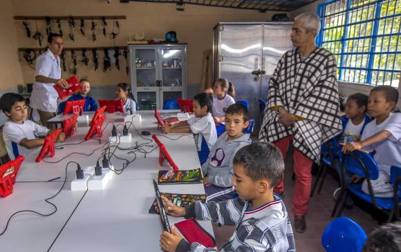En la vereda La Corrala del municipio de Caldas se encuentra el Centro Educativo Rural Claudina Múnera, que tiene déficit tanto de espacio como de docentes. FOTO JUAN ANTONIO SÁNCHEZ