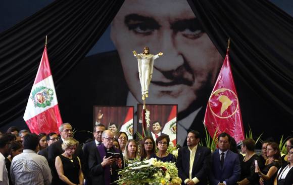 Cientos de seguidores del expresidente de Perú lo acompañaron durante su sepelio, el viernes pasado. FOTO reuters
