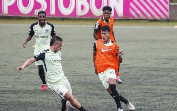 Los directivos verdes han destacado el compromiso de los jugadores de las divisiones inferiores para mantener el trabajo desde sus casas durante la actual emergencia. FOTO el colombiano