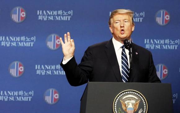 El presidente de los EEUU, Donald Trump, se dirige a medios de comunicación durante una rueda de prensa, este jueves, en Hanói (Vietnam). Trump describió hoy como “productiva” su segunda cumbre con el líder norcoreano, Kim Jong-un, pero confirmó que decidió no firmar ningún acuerdo con él y afirmó que “a veces hay que retirarse”. Foto: EFE