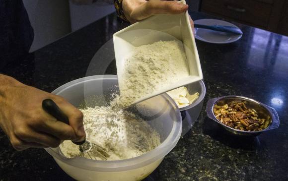 Hay que batir bien mientras se añaden uno a uno los ingredientes. FOTO Julio César Herrera