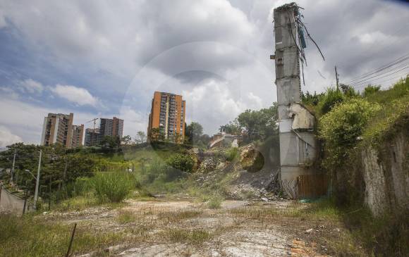 En este sitio se levantaba Space, un complejo de seis torres cuyo desplome de la unidad 6 dejó 12 víctimas. Hoy solo queda un lote al que no le ha salido comprador. FOTO Julio César Herrera