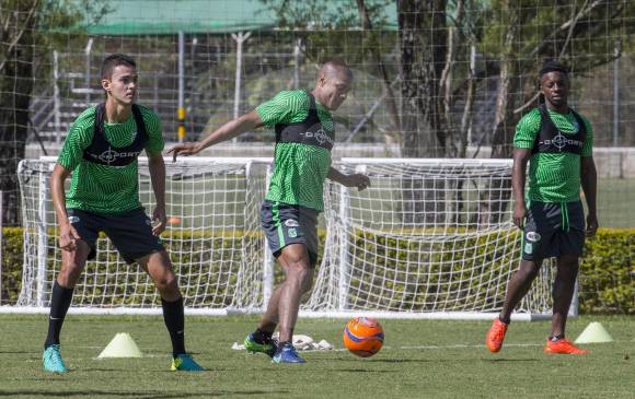 En la imagen aparece Felipe Aguilar junto a Henríquez, que tendrá otro compañero de zaga ante Botafogo. FOTO Juan A. Sánchez 
