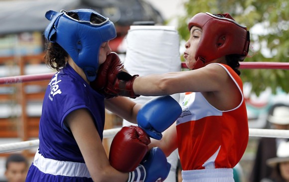 Manuela Pérez, de Bello y María Camila Valencia, de Medellín, dieron el espectáculo en el boxeo de los Juegos. FOTO Jaime Pérez