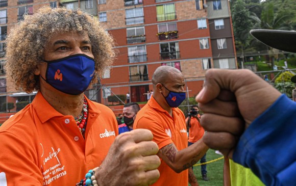 El exfutbolista colombiano Carlos “El Pibe” Valderrama saluda y se toma fotos con sus admiradores durante la inauguración de la cancha María Auxiliadora en Sabaneta. FOTO EFE