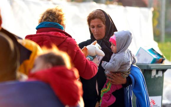 Quien huye de su hogar, a veces solo puede llevar ropa, dinero y los documentos de identificación.