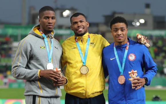 Zambrano, centro, luce el oro panamericano. FOTO reuters