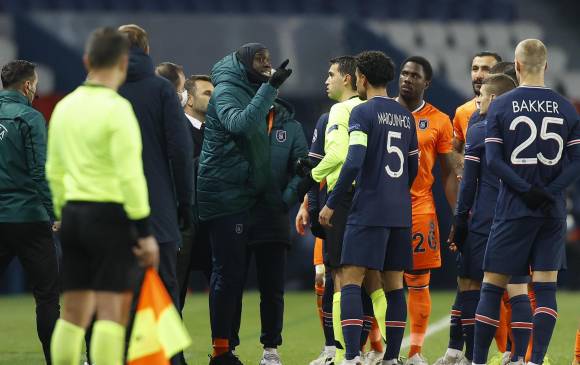 Ante la protesta de Webo, los jugadores lo respaldaron y se retiraron del terreno. El juego se reanudará hoy a las 12:55 p.m. PSG, con el empate, se clasifica a la siguiente ronda. FOTO EFE