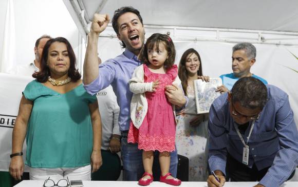 Acompañado de su familia y su mascota, el candidato a la Alcaldía de Medellín, Daniel Quintero, con el grito “un salto al futuro” anunció sus propuestas para la ciudad. 