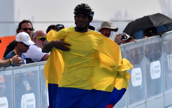 Edwin Estrada, ganador del oro en los 200 vuelta a vuelta de la categoría mayores.
