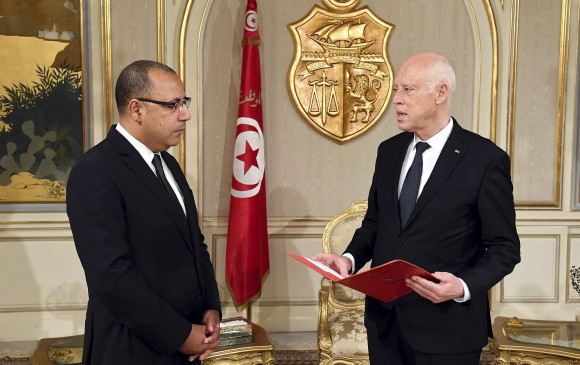 El presidente tunecino, Kais Saied (der.), nombra al ministro del Interior, Hichem Mechichi, como nuevo jefe de gobierno. FOTO STRINGER / PRESIDENCIA DE TÚNEZ / AFP