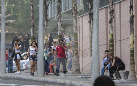 Los asistentes al centro comercial fueron evacuados. FOTO Robinson Sáenz