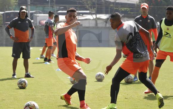 Envigado realizó ayer en la mañana la última práctica en el Polideportivo y viajó en la tarde a Bogotá. FOTO julio césar Herrera