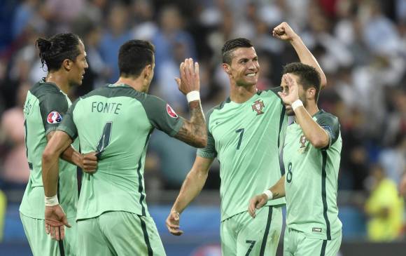 Un gol de Cristiano Ronaldo encaminó este miércoles a Portugal a la victoria 2-0 sobre Gales para avanzar a la final de la Eurocopa. FOTO AP
