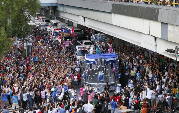 El desfile fue multitudinario. FOTO AP
